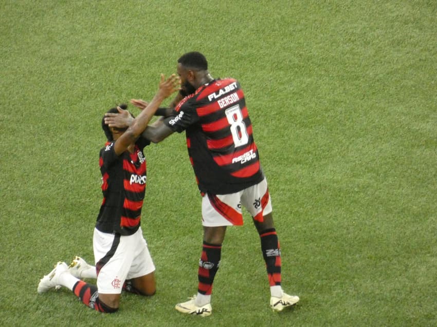 Bruno Henrique e Gerson comemoram gol do Flamengo contra o Vasco pela semifinal do Campeonato Carioca