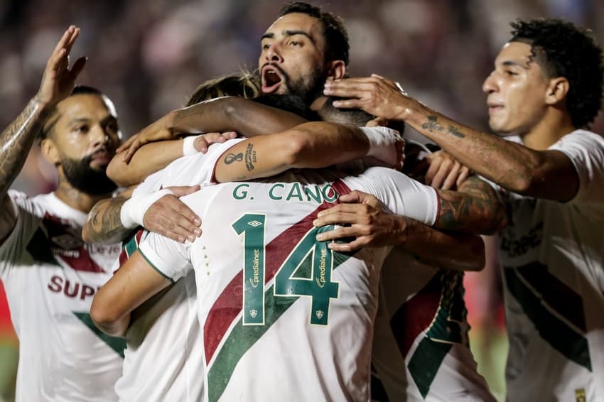 Cano é abraçado por companheiros na comemoração de seu centésimo gol pelo Fluminense