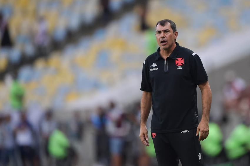 Carille orienta jogadores do Vasco durante clássico contra o Flamengo