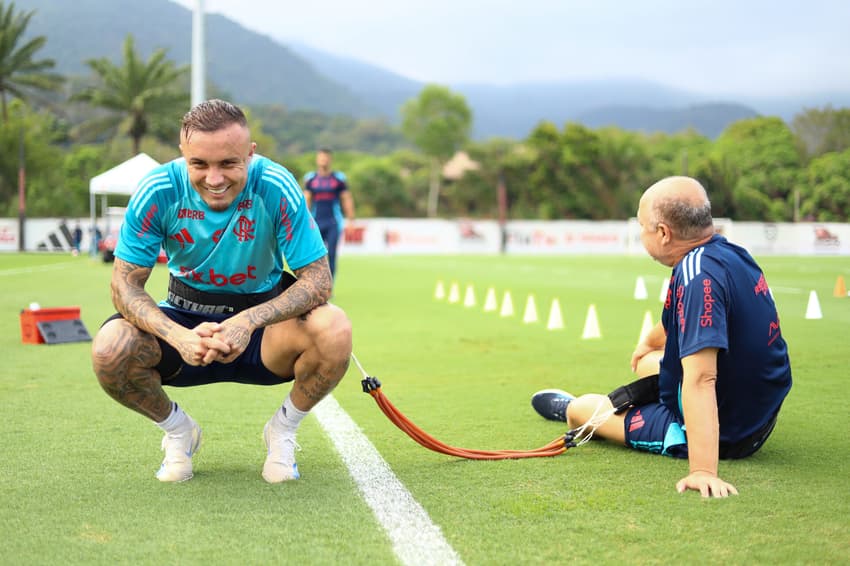 Cebolinha em treino do Flamengo visando o retorno aos gramados