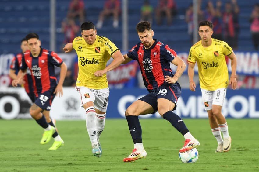 Tomas Martinez e Gaston Gimenez em Cerro Porteño x Melgar. (foto: DANIEL DUARTE / AFP)