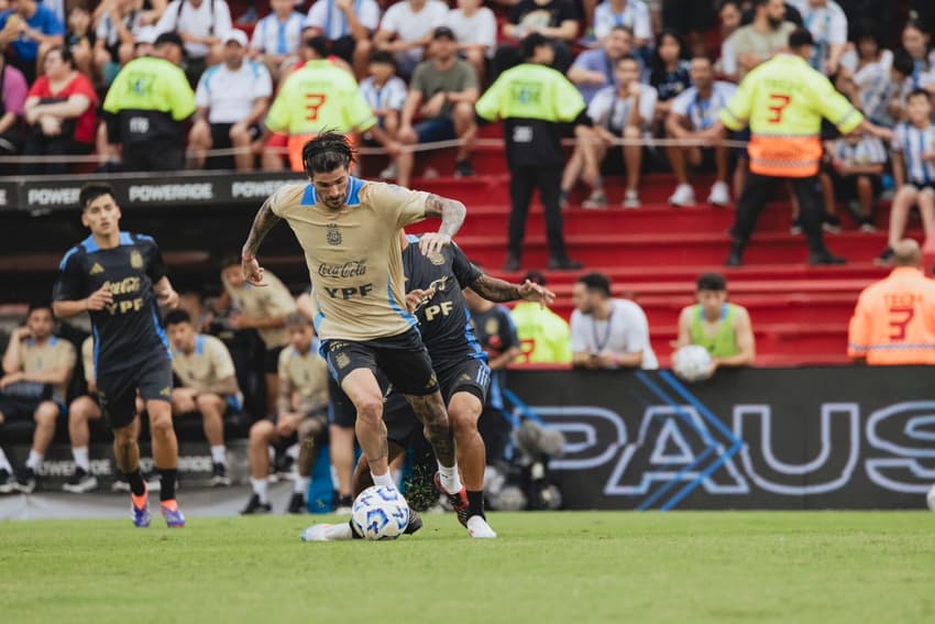 De Paul em ação durante treino aberto da Argentina antes de encarar o Brasil