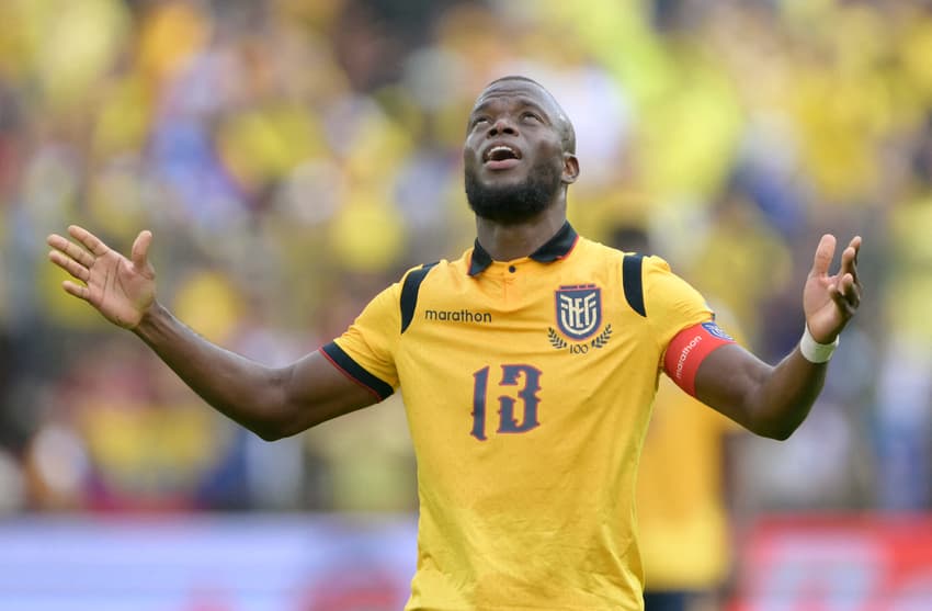 Enner Valencia comemora um de seus gols na vitória do Equador sobre a Venezuela