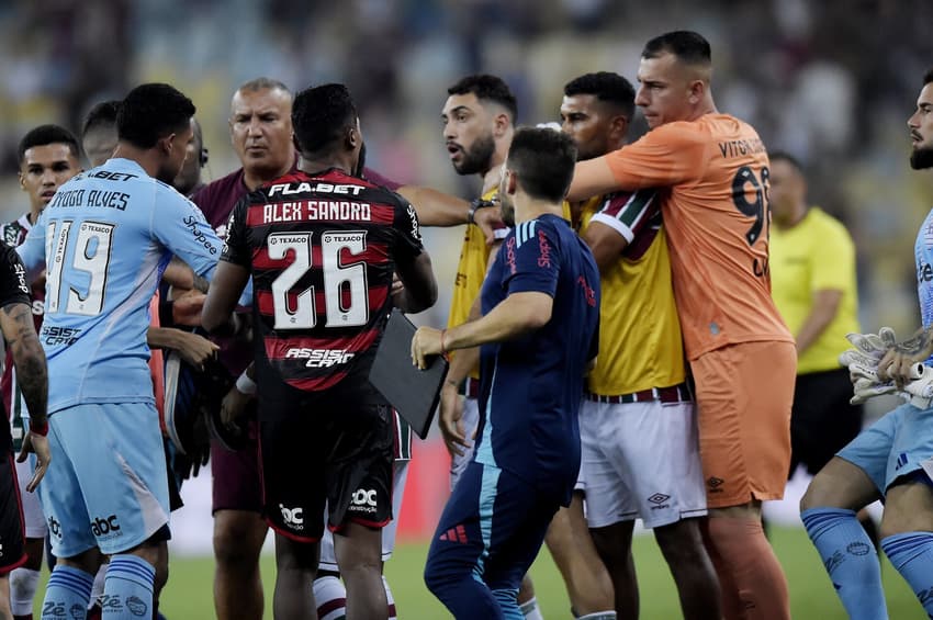 Freytes, do Fluminense, tira satisfação com jogadores do Flamengo após provocações de Luiz Araújo