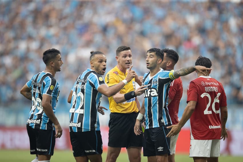 Villasanti e Braithwhite reclamam com a arbitragem em Grêmio x Internacional. (foto: Liamara Polli/AGIF)