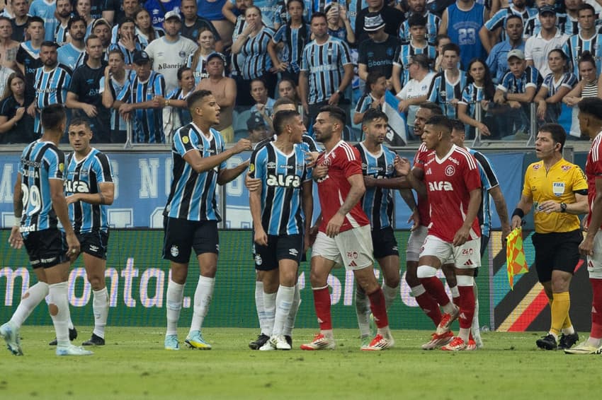 Jogadores do Gremio discutem com os do Internacional na Arena do Gremio. (foto: Liamara Polli/AGIF)