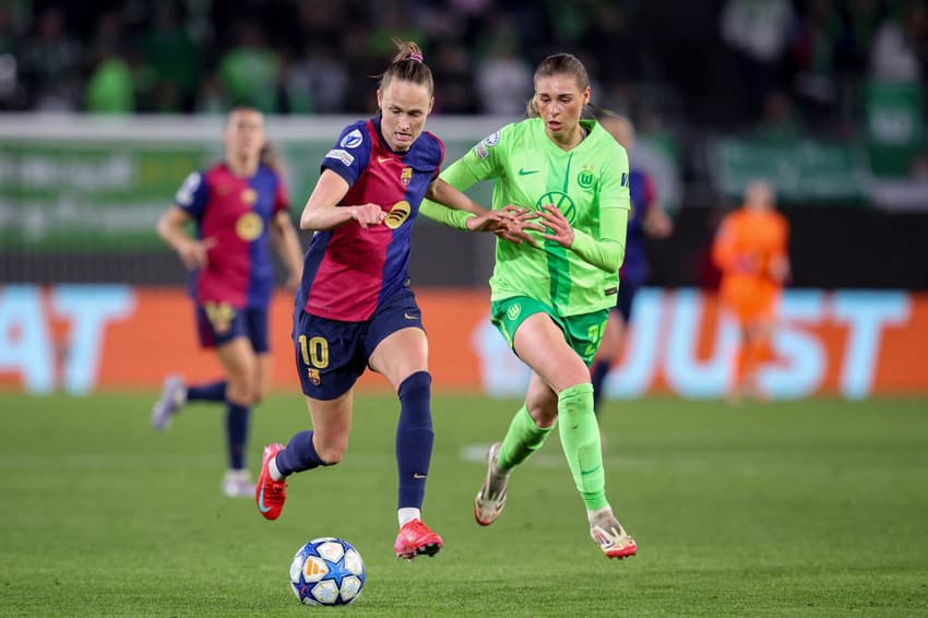 Hansen, do Barcelona, e Brand, do Wolfsburg, disputam bola em jogo da Champions Feminina