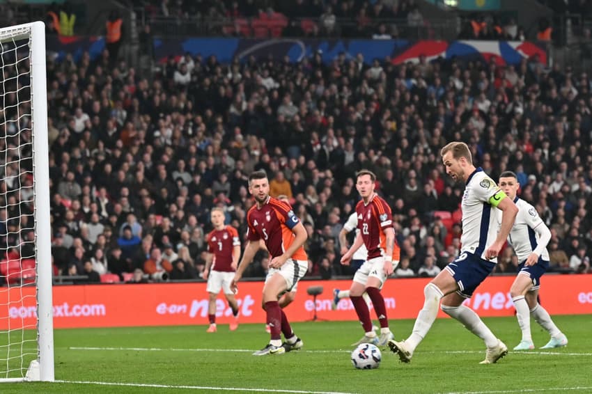 Harry Kane surgge na área para marcar o segundo gol da Inglaterra sobre a Letônia