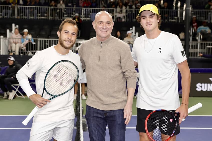 Huro Gaston, Andre Agassi e João Fonseca no ATP Challenger Arozona (foto: X do ATP Tour)