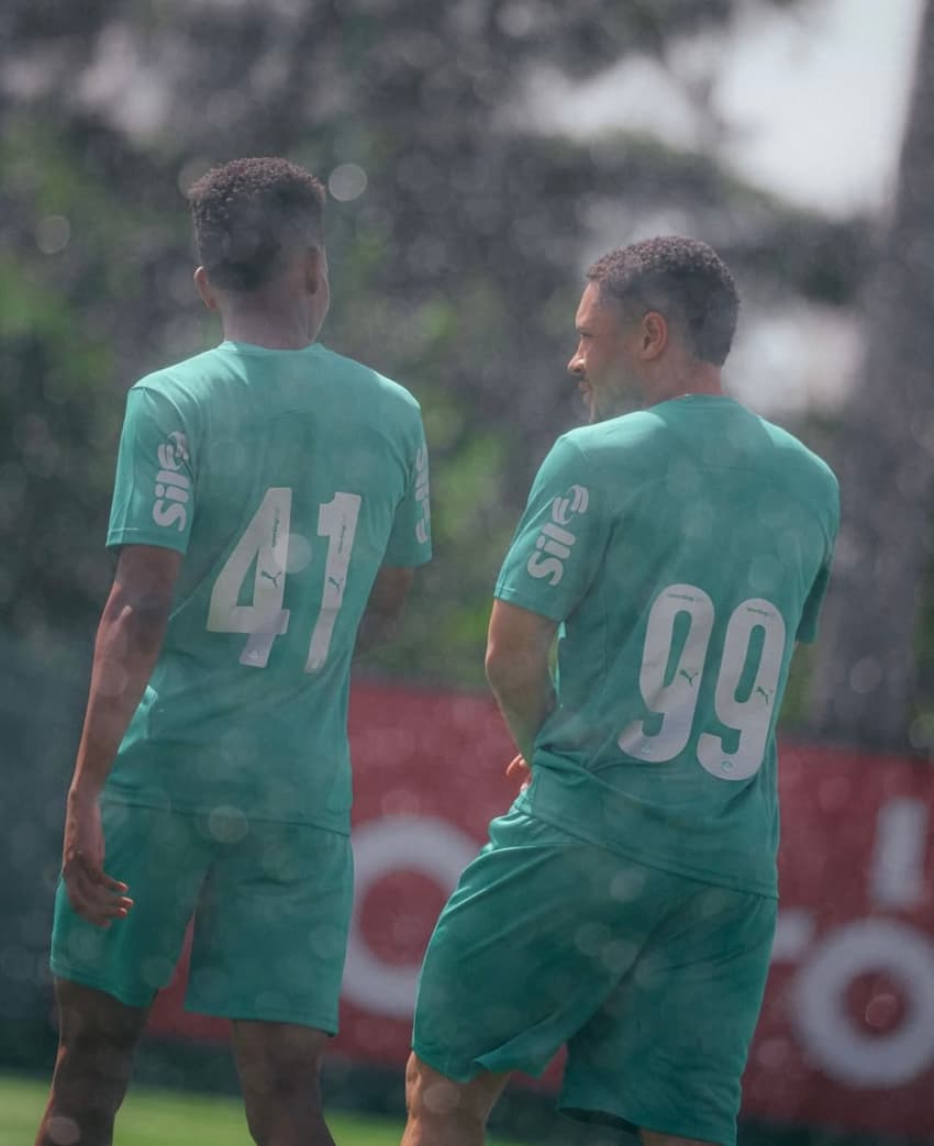 Estêvão e Vitor Roque, atacantes do Palmeiras