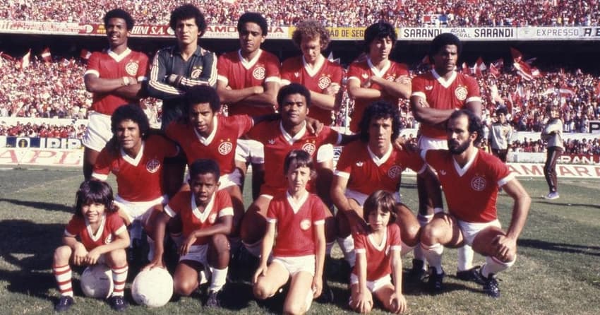 Internacional campeão invicto 1979. Em pé: João Carlos, Benitez, Mauro Pastor, Falcão, Mauro Galvão, Cláudio Mineiro. Agachados: Valdomiro, Jair, Bira, Batista e Mário Sérgio. Foto: Reprodução