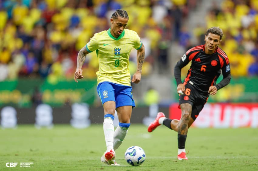 João Pedro em ação com a bola no jogo entre Brasil e Colômbia