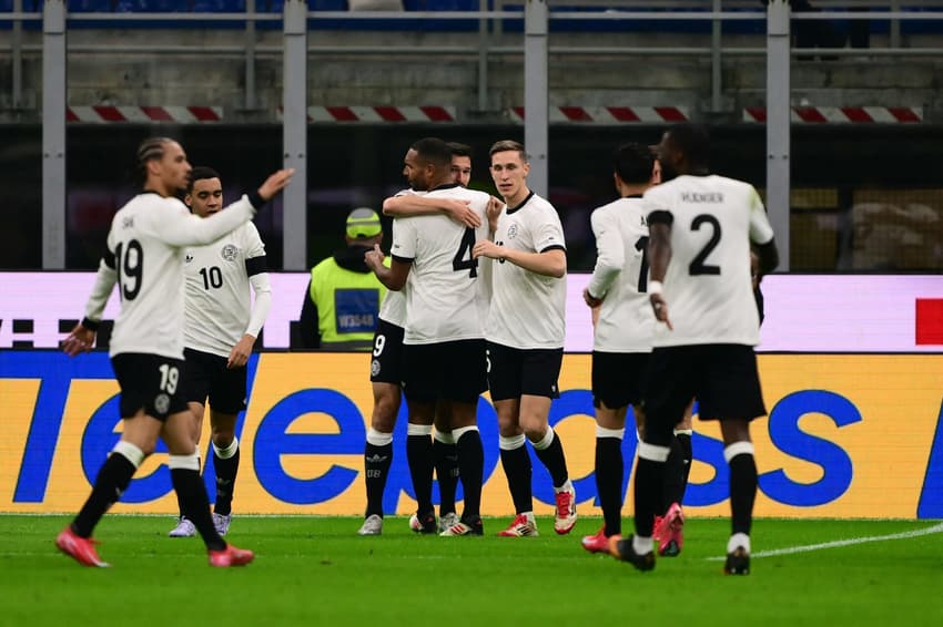 Jogadores da Alemanha celebram gol de Kleindienst sobre a Itália, pela Liga das Nações