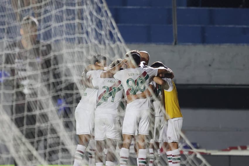 Jogadores do Fluminense se abraçam após gol de Cano sobre o Caxias, pela Copa do Brasil