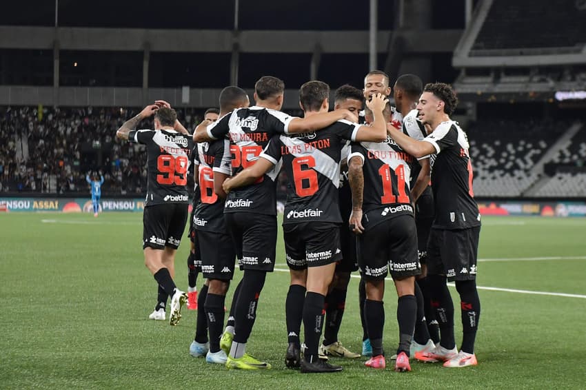 Jogadores do Vasco abraçam Coutinho em noite de classificação na Copa do Brasil