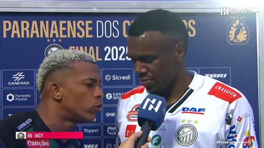 Júlio Rodrigues, do Maringá, invade entrevista de Jacy, do Operário (Foto: Nsports)