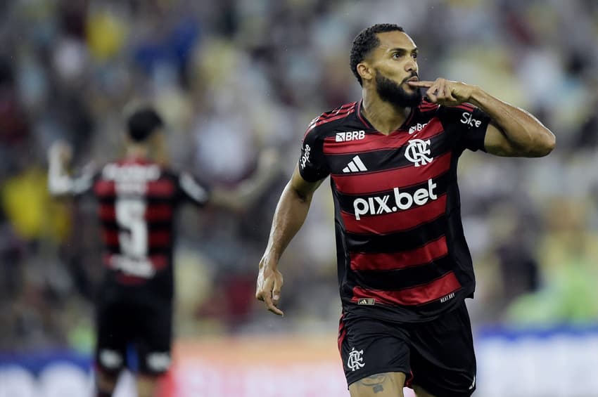 Juninho comemora o gol em Fluminense x Flamengo. (foto: Alexandre Loureiro/AGIF)