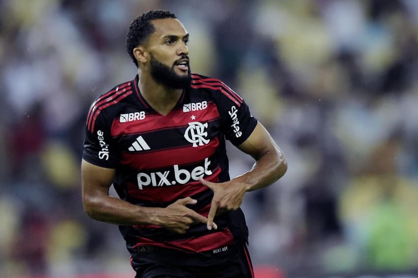 Juninho comemora o gol em Fluminense x Flamengo. (foto: Alexandre Loureiro/AGIF)