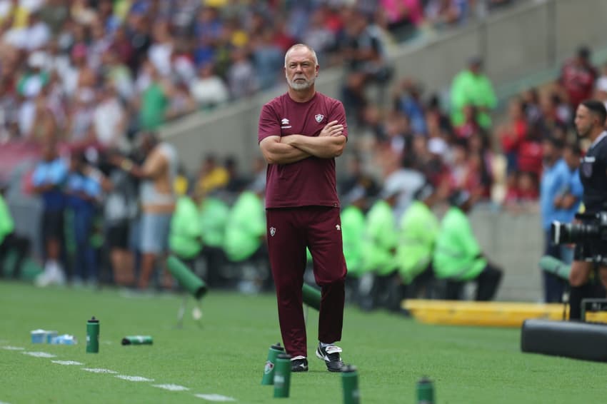 Mano Menezes observa a final do Carioca entre Fluminense e Flamengo