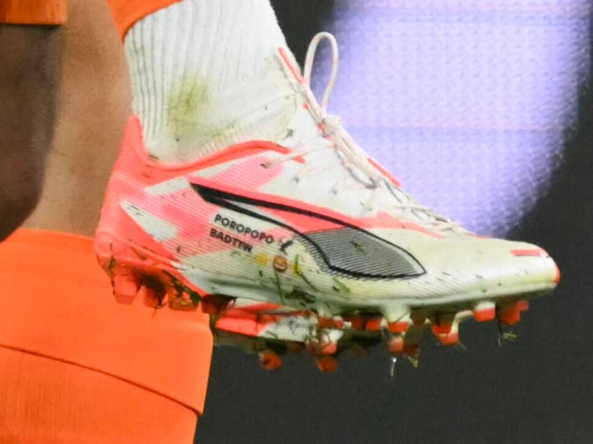 Memphis faz homenagem ao Corinthians com chuteira personalizada em jogo da Holanda