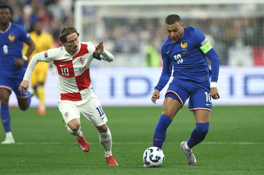 Modric e Mbappé em França x Croácia (foto: FRANCK FIFE / AFP)