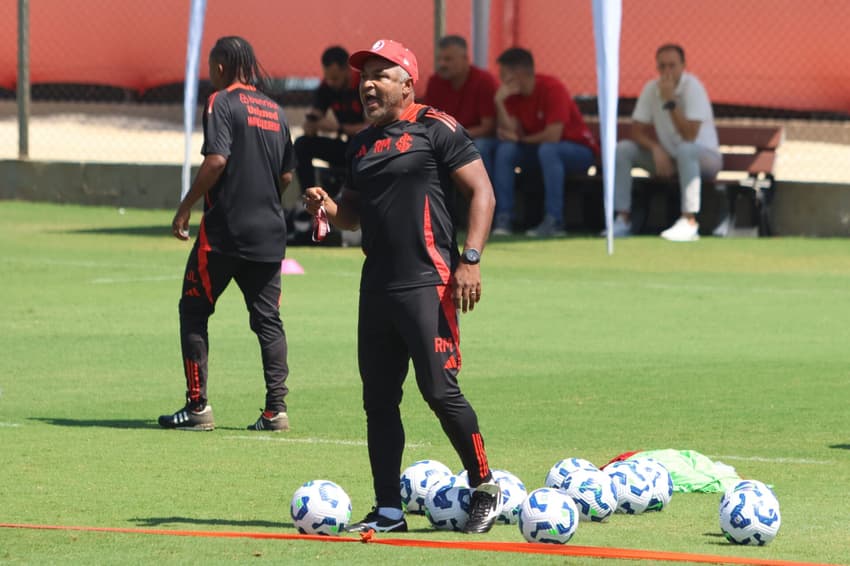 Roger Machado no treino do Internacional. Foto: Ricardo Duarte/SC Internacional