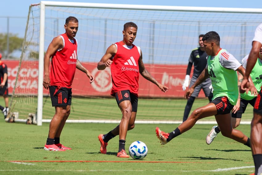 Alan Patrick, Vitinho e Braian Aguirre em treino do Internacional. Foto: Ricardo Duarte/SC Internacional