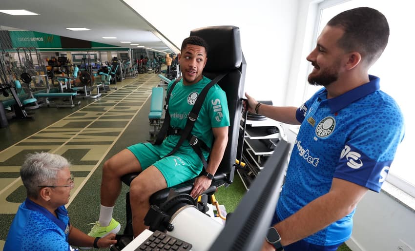 Os fisioterapeutas Marcelo Gondo e Bruno Presotto recebem o mais novo atleta do clube Vitor Roque, na Academia de Futebol. (Foto: Cesar Greco/Palmeiras)