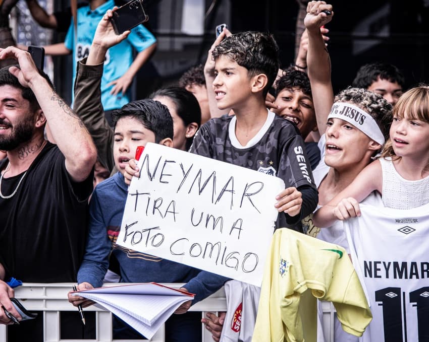 Torcedor pede uma foto para Neymar em Curitiba