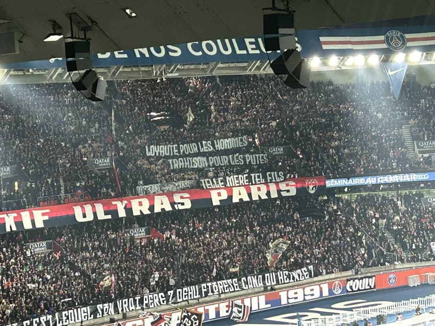 Faixa de torcedores do PSG atacando mãe de Rabiot