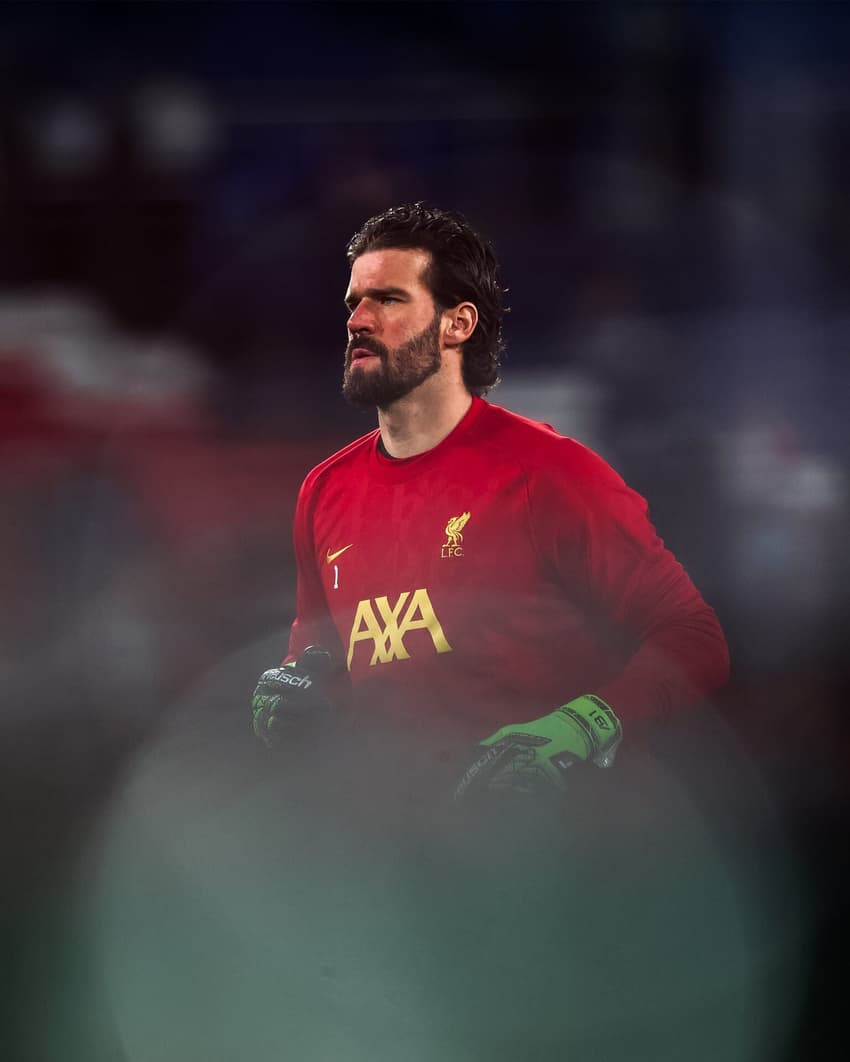 Alisson em ação pelo Liverpool na Champions League