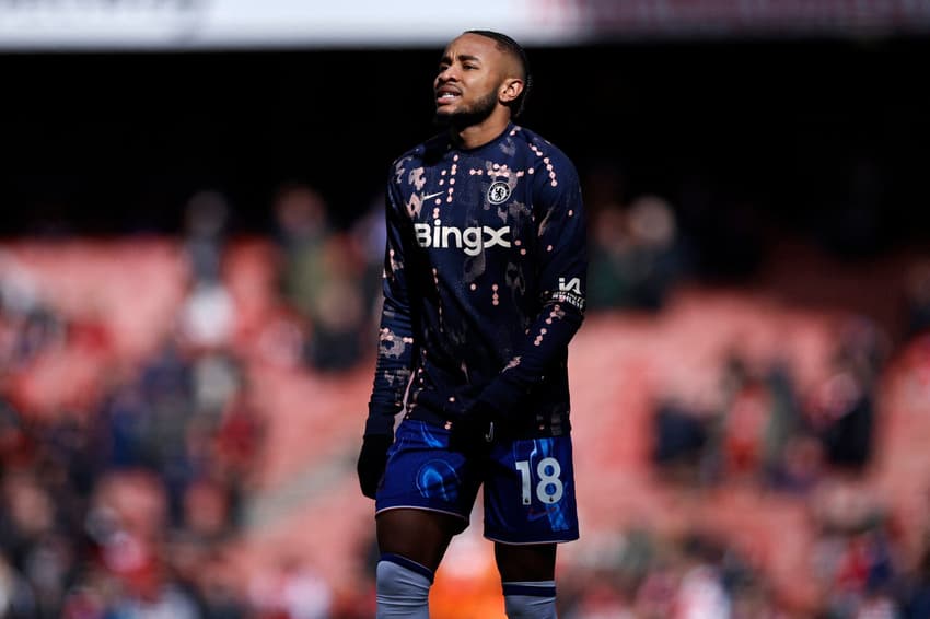 Christopher Nkunku no aquecimento para Arsenal x Chelsea pela Premier League. (Foto: BENJAMIN CREMEL / AFP)