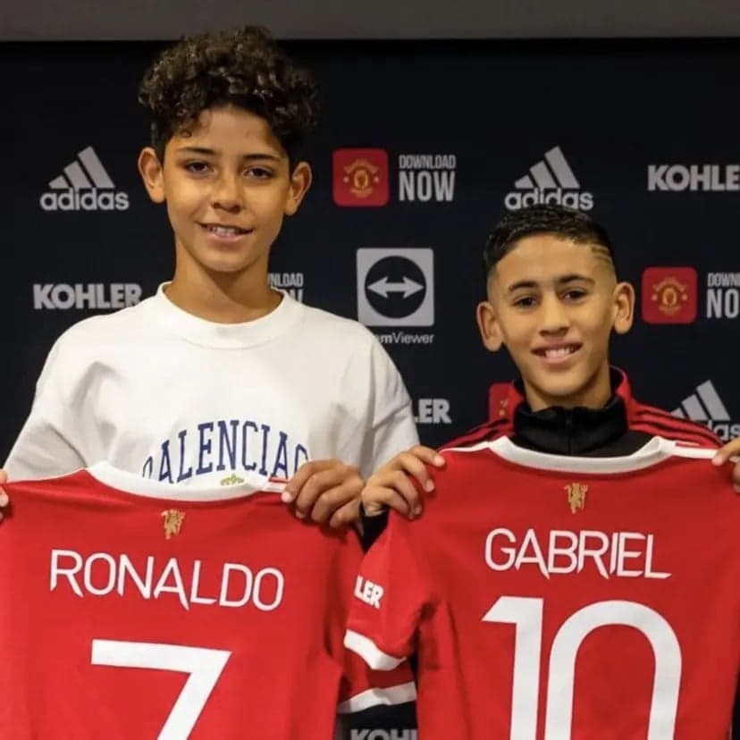 Cristiano Ronaldo Jr ao lado de 'JJ' Gabriel, o Kid Messi, em apresentação no Manchester United