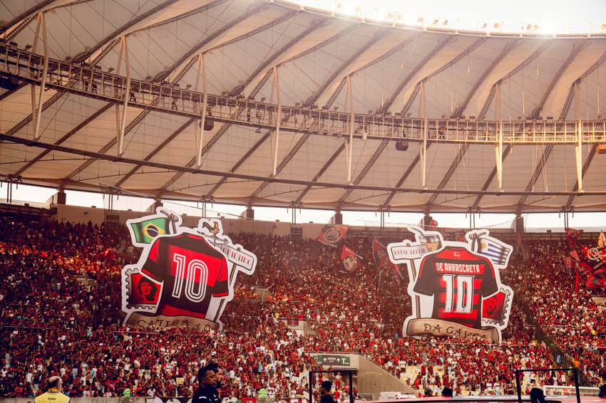 Torcedores do Flamengo fazem homenagem para Arrascaeta no Maracanã