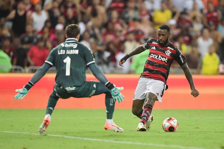 Gerson durante partida do Flamengo contra o Vasco pela semifinal do Carioca 2025