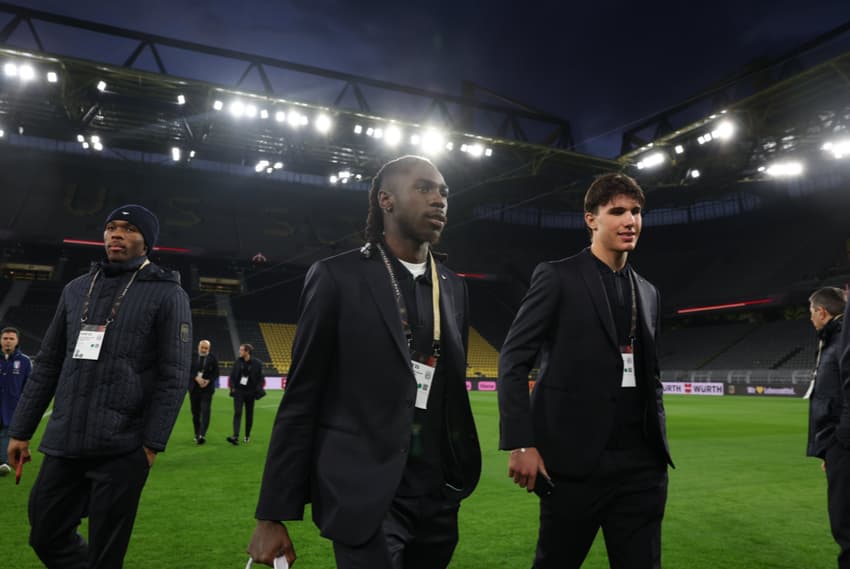 Seleção da Itália fez o reconhecimento do gramado do Signal Iduna Park, em Dortmund. (Foto: Divulgação / Nazionale Italiana)