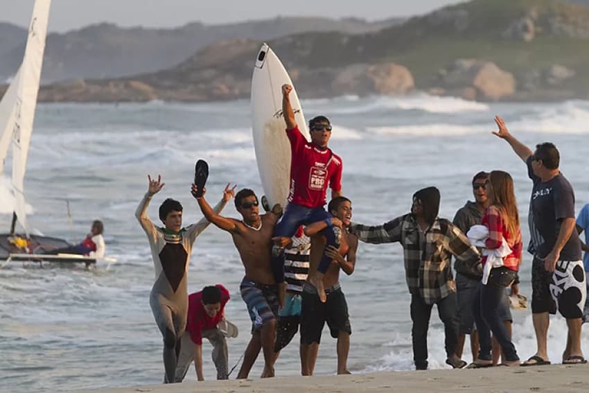 italo-ferreira-pro-junior-wsl-garopaba-foto-basilio-ruy