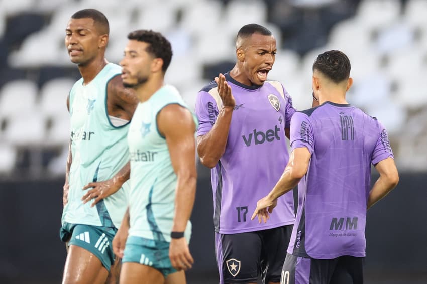 Botafogo e Cruzeiro fizeram jogo-treino no Nilton Santos