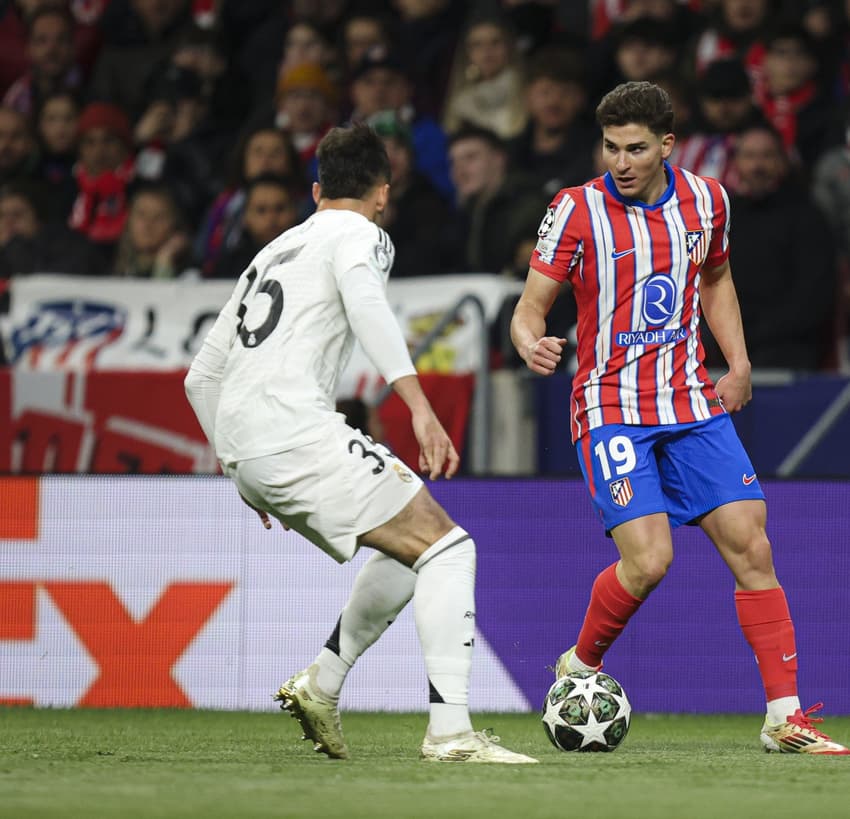 Julián Alvarez em ação pelo Atlético de Madrid contra o Real Madrid (Foto: Reprodução/Atleti)