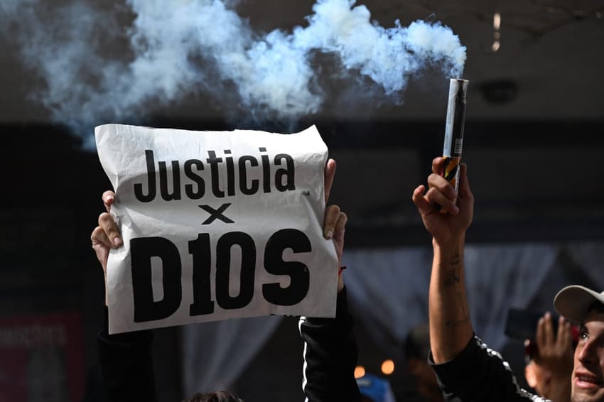 Faixa peidndo justiça por Maradona (Foto: Luis Robayo/AFP)