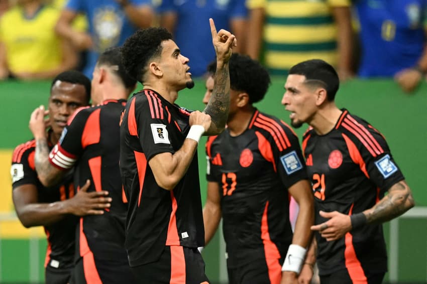 Luis Díaz comemora seu gol no jogo da Colômbia contra o Brasil