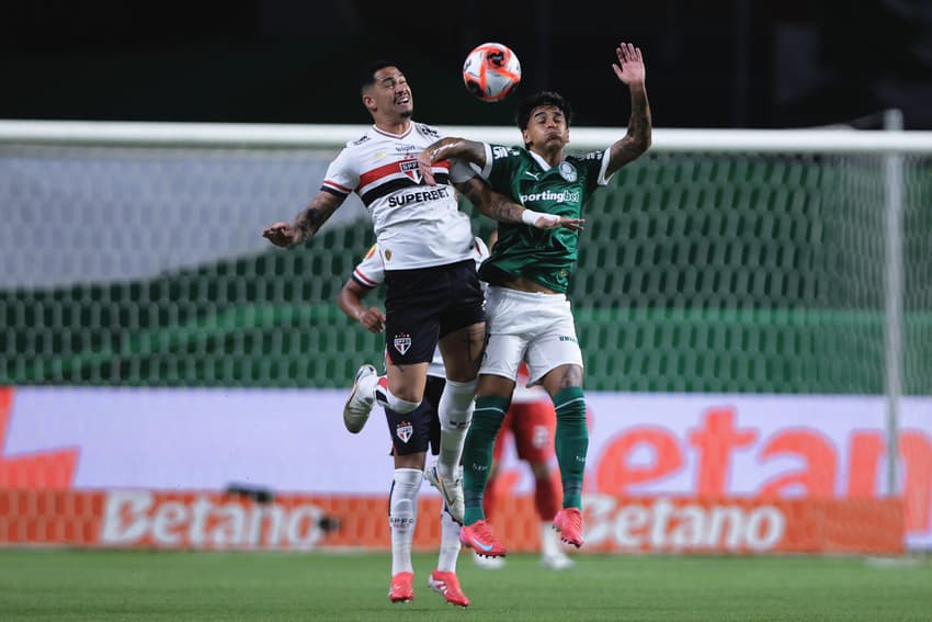 Facundo Torres, do Palmeiras, disputa lance com Luciano, do São Paulo, na semifinal do Paulistão 2025