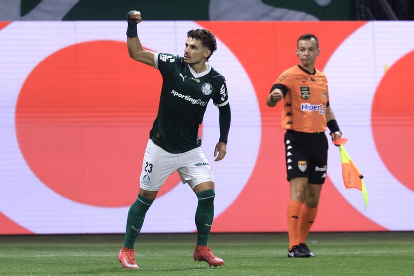 Raphael Veiga comemora gol no jogo Palmeiras contra o São Paulo pela semifinal do Paulistão 2025