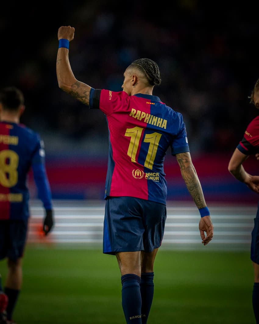 Raphinha celebra um de seus gols pelo Barcelona na Champions