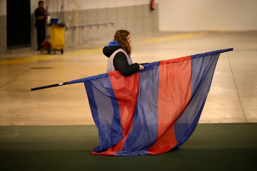 Torcedora do Barcelona após a decisão de cancelar o jogo Barcelona x Osasuna. (foto: Josep LAGO / AFP)