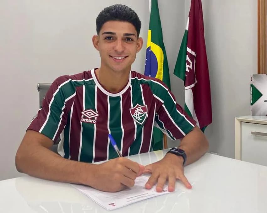 Gustavo Lobo asssinando contrato com o Fluminense. (Foto: Reprodução/FFC)