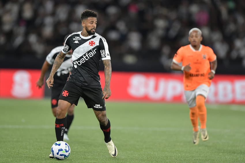 Paulinho em ação pelo Vasco contra o Nova Iguaçu pela Copa do Brasil
