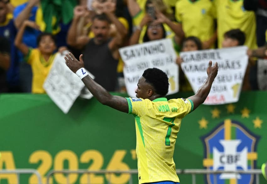 Vini Jr comemora gol contra a Colômbia no Mané Garrincha