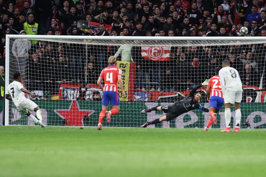 Vino Jr isola cobrança de pênalti no jogo contra o Atlético de Madrid pelas oitavas da Champions