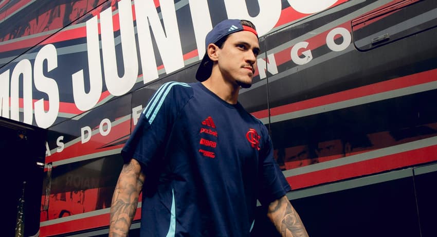 Pedro durante embarque do Flamengo (Foto: Adriano Fontes/Flamengo)